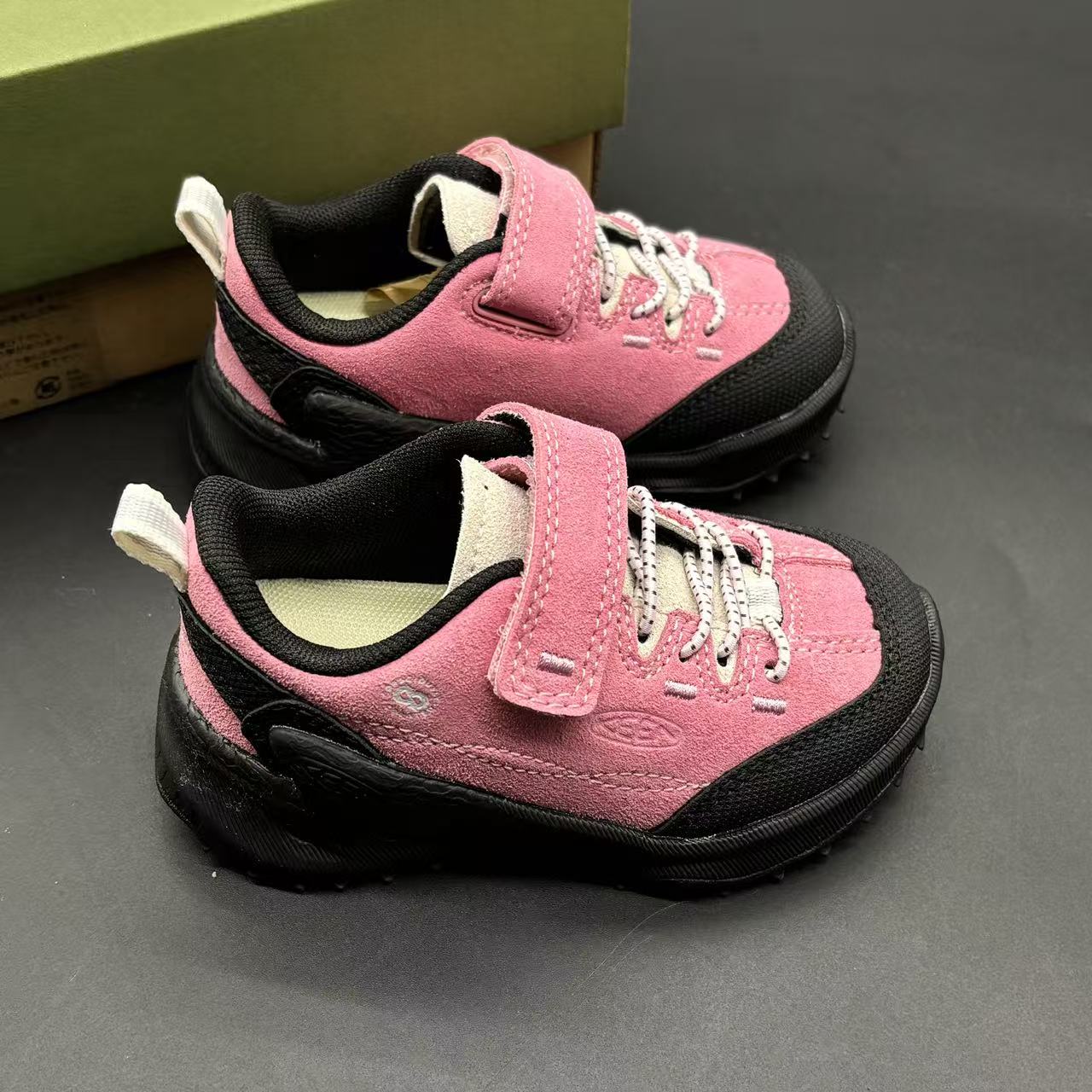 Children's shoes child